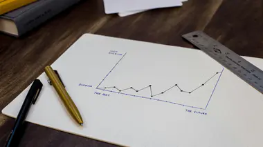 Graphique circulaire imprimé sur une feuille, posé à côté d’une tasse de café
