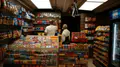 Rayons d'un dépanneur de quartier vus depuis l'allée centrale