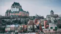 Rue du Vieux-Québec enneigée bordée de maisons de pierre