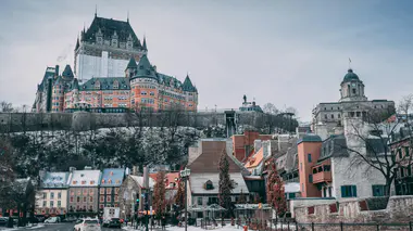 Rue du Vieux-Québec enneigée bordée de maisons de pierre